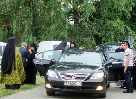 Владыка Житомирской епархии ездит на Lexus за 1,5 млн. грн